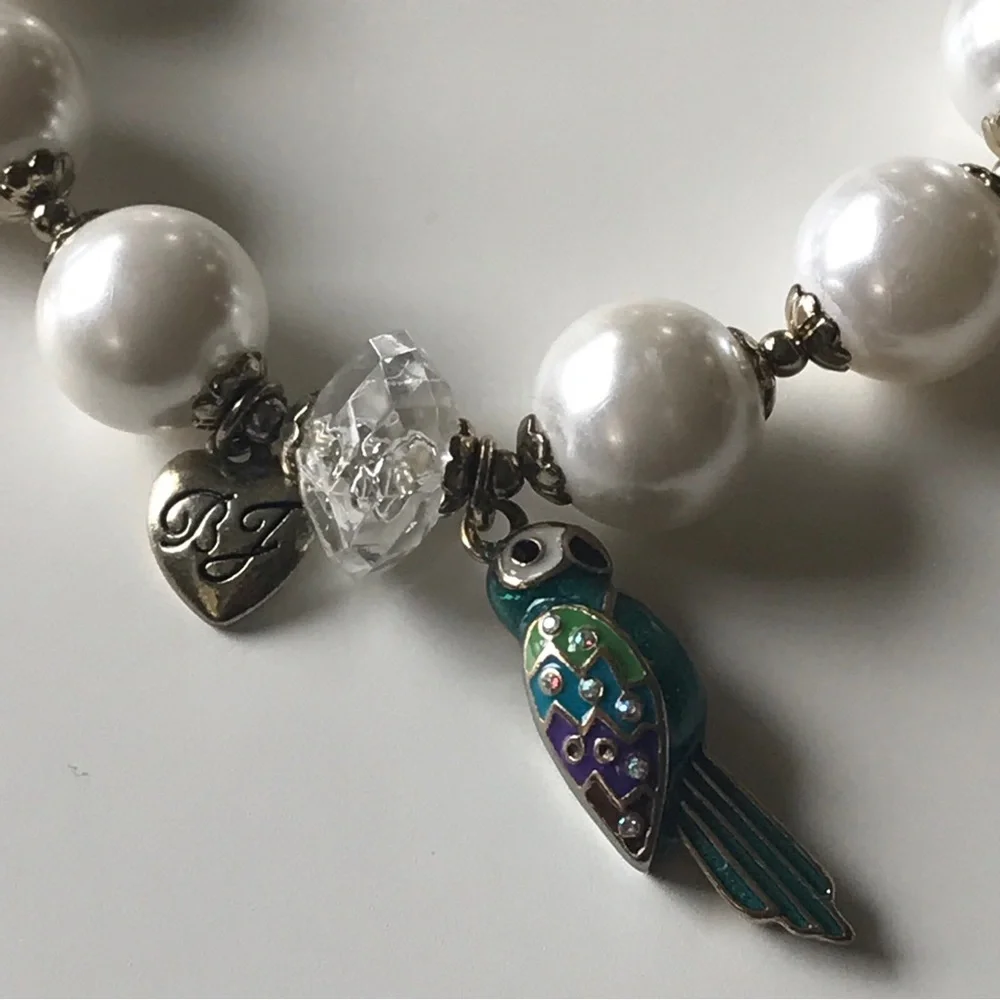 BETSEY JOHNSON GREEN MULTI PARROT BIRD PEARL CHARM BRACELET. STRETCH BANGLE